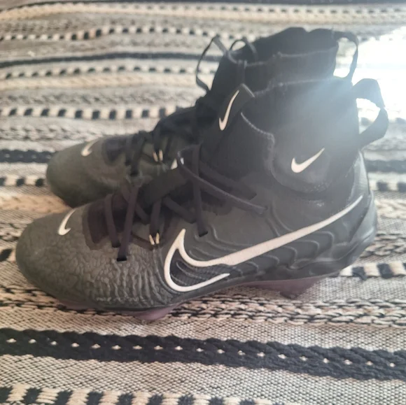 Nike Black and Gray Athletic Shoes - Picture 2 of 3